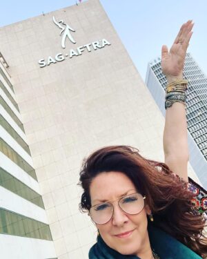 Joely Fisher Instagram - This is our moment siblings…we will bring you a deal that is something to be proud of. Creative and Economic Justice. Something for all of you my 160k babies. Trust the process. Block the noise. Recognize bully tactics and fear mongering. We want all our sibling unions back to work. Thank you for your trust and support. We have been on the lines with @wga since May 2nd and will be in your court @iatse and @teamsters when and if the time comes.This is the time for total solidarity.Godspeed #
#union #solidarity #sagaftrastrong #sagaftamembers #sagaftrastrike #holdtheline #onedaylongeronedaystronger #unity