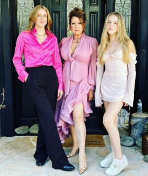 Joely Fisher Instagram - Run don’t Walk!!! #aboutlastnight In a sea of every shade of pink frocks and TikTok trendies we saw @barbiethemovie Thank you to my beautiful, talented friend @robbiebrenner and her creative team led by @officialgretagerwig . @margotrobbieofficial and @ryan.gossling_official are Barbie and Ken. The movie is delicious!!! #barbie #barbiemovie #premiere #redcarpet #pinkcarpet #openingnight #motherdaughterdate #prettyinpink #cinema #childhooddreamscometrue #hibarbie #ken