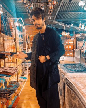 Joey Bizinger Instagram - Walked into a rug store with this fit and they mistook me as staff