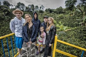 Joey Kelly Instagram - Morgen (Mittwoch, 31.01.2024) strahlt @rtlzwei ab 20:15 Uhr die 5. Folge des Doku-Formats „Joey Kelly und Familie - Roadtrip Panamericana“ aus.. 
2 Kontinente, 15 Länder und rund 30.000 Kilometer - das ist die Panamericana, die längste Straße der Welt, Gemeinsam mit meiner Frau @tanjakelly.official und meinen Kindern @lukelly.official , @leonkelly.official , @lilliankelly.official und Lisann haben wir das Abenteuer in einem alten Wohnmobil und ohne einen Cent in der Tasche von Kanada nach Argentinien gewagt. Unsere Herausforderung: Wir sind auf Spenden angewiesen, die wir unter anderem durch Straßenmusik und Aushilfsjobs sammeln. In Kanada haben wir noch nicht geahnt, dass es streckenweise äußerst spannend und gefährlich für uns werden würde.
Die fünfte Folge hat den Titel „Familientreffen, Fahrzeugpannen und kolumbianische Überraschungen“. Strapaziöse Grenzübertritte, die uns gefährlicher als in Mexiko erschienen, machen uns auf dem Weg zu schaffen. In Kolumbien treffen wir Tanja, Lillian und Lisann wieder und bekommen es mit einem defekten Motor zu tun. Wir besuchen eine Kaffeeplantage und werden beim „Carnaval de Negros y Blancos“ Teil eines traditionellen Rituals. Seid gespannt und schaut rein!
Weitere Folgen immer mittwochs von 20:15 Uhr bis 22:15 Uhr auf RTLZWEI. 
#joeykelly #thekellyfamily #kellyfamily #tanjaniethenkelly #lukekelly #leonkelly #lilliankelly #lisannkelly #panamericana #challenge #roadtrip #doku #rtlzwei #kolumbien #carnavaldenegrosyblancos 
Fotos: @benito__barajas