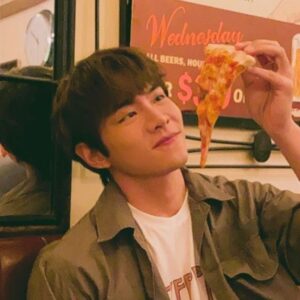 Joey Law Instagram - 你要相信，世上總有一個人願意用樸素的方式愛你，不是撩，也不是套路，就是那種單純的想對你好，忍不住的那種。

很喜歡 #程天暉 視點中 的 #呂靜海 
Tonight 傻佬眼中的癲婆 🤪🧟‍♀️🫶🏻🤫👀
多謝你 @lawjoey 🦥