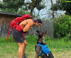 Joey Scarpellino Instagram - Adventure backpack boys ✌🏼 Merci @mondou_calin pour le beau cadeau de fête des papas! Woody peut maintenant trainer ses accessoires d’aventure et son eau comme un grand, tout en étant particulièrement silly 🙃🤍