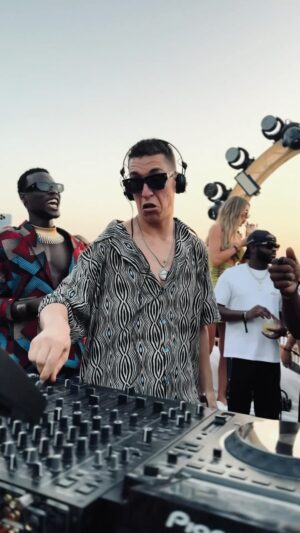 Joezi Zirah Instagram - Time stops with “Tunapewa” ⏱️

@joezi_z @__voodoochild__ 

🎥 @neat.production.studio 

#afrohouse #wiredmusic #producer 
#djlife #joezi #twiggy #dubai