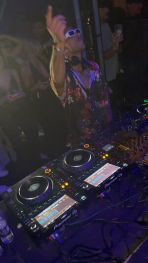 Joezi Zirah Instagram - Los Angeles with my new unreleased track 
Collab with the king @valeron_music 
On the violon 🎻 @shaierez_ 
-
-
-
#afrohouse #afroculture #music #artmusic #djset #losangeles #conservatoire #4u #technoclassica