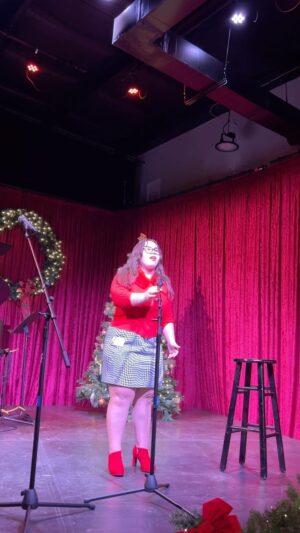 Johanna Colón Instagram - Wrapped in Red by the queen @kellyclarkson with @carrie_marshall_  at @theatreraleigh