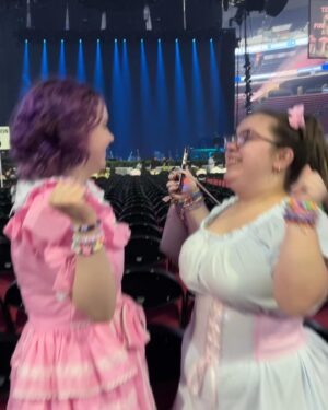 Johanna Colón Instagram - @littlebodybigheart knows how to put on a concert! The #trilogytour was absolutely amazing!! 🫶🌸