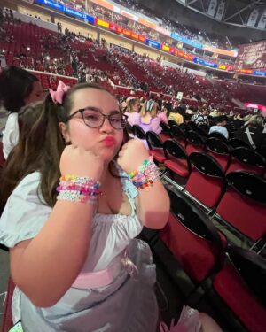 Johanna Colón Instagram - @littlebodybigheart knows how to put on a concert! The #trilogytour was absolutely amazing!! 🫶🌸