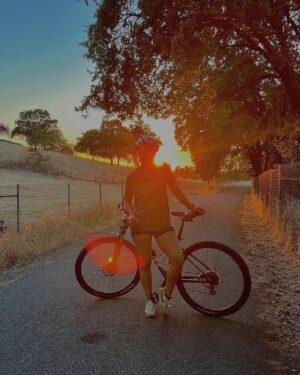 Johanna Restrepo Instagram - ❤️‍🔥It feels like summer🔥 #bicycle #summer #trek #trekbikes