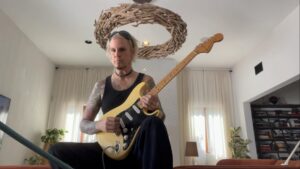 John 5 Instagram - this is one of my very first guitars 1977 Stratocaster original noisy, noisy pickups and it’s still works
