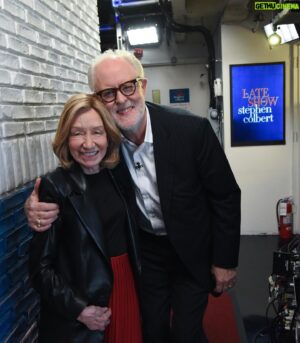 John Lithgow Instagram - Besties backstage at The Late Show. #Colbert

📸: @skpnyc