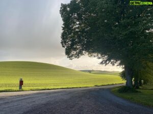 John Taylor Instagram - Det vackra landskap med bara minuter mellan de tre bilderna. En liten 15 sekunds skur kan anas på åkern i bild nr 2. #landskap #skåne #närjobbetärklart