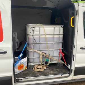 John Taylor Instagram - Körde ner till Normandie i torsdags för att hämta hem 700 liter äppelmust direkt från ett par cider-bonder. Ett riktigt äventyr som lyckades tack vara en super-vän som hjälpte med körningen.💙💙 
Vi kom hem igår eftermiddag. 😂Det hade varit ensamt att köra så långt själv. (och farligt). Fina lantbrukare jag har träffat tidigare som bjöd på frukost och fina samtal. Musten pumpades direkt från pressen i bilden till tanken vi körde med från vårt cideri utanför Malmö. Under ett års tid kommer musten omvandlas till torr cider för att sedan säljas genom @drygcider till krogar, restauranger och systembolaget. #svenskcider #hantverkscider #torrcider 
PS. Bondekatten är 20 år gammal. 💙🍎😻