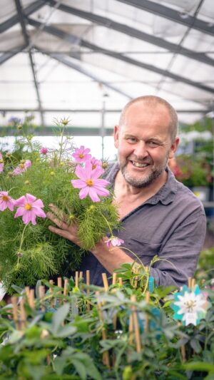 John Taylor Instagram - Reklam för @hornbachsverige 
 
Sommaren är äntligen här och våra trädgårdar och balkonger fylls med färg! Sommarblommor kan ju faktiskt liva upp vilket hem som helst.
 
Här visar jag i betalt samarbete med HORNBACH upp 5 favorit-sommarblommor:

- Heliotrop, en riktig klassiker.
- Lejongap, otroligt färggrann och vacker.
- Fingerborgsblomma, skapar en klassisk och romantisk atmosfär.
- Nejlika, idealisk för rabatter, kantplantering och som snittblomma.
- Rosenskära, passar perfekt för både nybörjare och erfarna trädgårdsmästare.
 
Men nu är jag nyfiken, vilken är din favorit-sommarblomma?
 
#sommarblommor #sommarblomma #hornbachsverige #hornbach #plantering
