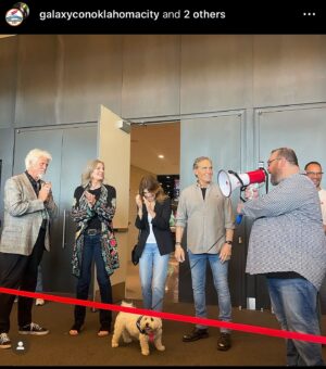 John Wesley Shipp Instagram - And WE’RE OFF❗️🥳 @galaxyconoklahomacity Day 1 - Day 2 starts TODAY🙏🏼♥️ @terryfarrell63 🌹 #barrybostwick #nicoledeboer #mikebroder