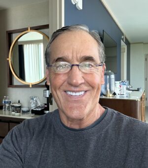 John Wesley Shipp Instagram - And WE’RE OFF❗️🥳 @galaxyconoklahomacity Day 1 - Day 2 starts TODAY🙏🏼♥️ @terryfarrell63 🌹 #barrybostwick #nicoledeboer #mikebroder