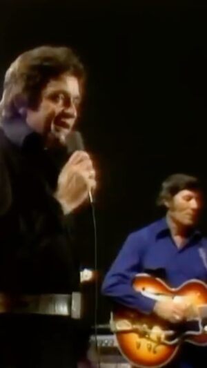 Johnny Cash Instagram - On this day in 1974, Johnny Cash brought music and hope to Nashville’s Tennessee State Penitentiary. The performance was aired on national television and also featured performances by Linda Ronstadt, Roy Clark, and Foster Brooks. 📺

🎶 “A Boy Named Sue”