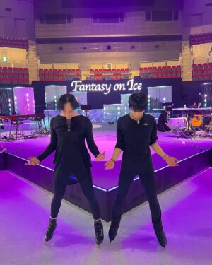 Johnny Weir Instagram - 22.6.2023 Otoñal posing with one of my hero’s. 
#fantasyonice #faoi #yuzuruhanyu #figureskating