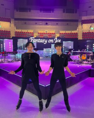Johnny Weir Instagram - 22.6.2023 Otoñal posing with one of my hero’s. 
#fantasyonice #faoi #yuzuruhanyu #figureskating