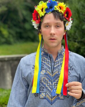 Johnny Weir Instagram - 🇺🇦💙💛З Днем Незалежності України! Happy Independence Day Ukraine! I pray for Ukraine every day and I hope that by the next Independence Day, you can also celebrate peace. з любов'ю з Америки. 
Дякую @ms_nastya.arkhypova за мою вишиванку і корону!

#ukraine #supportukraine #зднемнезалежностіукраїни #україна