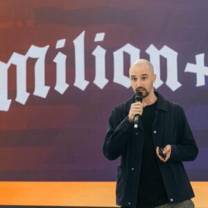 Johny Machette Instagram - Díky! 🙌🏼 za pozvání na konferenci @instameetcz , kde jsem mohl mluvit o @tiktok 💯❤️ a snad přesvědčil pár lidí, že to není až tak špatný, jak se povídá! Má to obrovský potenciál nejen pro firmy, ale i pro osobní brandy 😏🤫 Díky @dobros že si tenhle ročník realizoval a já toho mohl být součástí 🥰 jen mě mrzí, že jsem nemohl poodkrýt všechny karty se kterýma se hraje... ale snad už brzy 🃏a na otázku: odkud to všechno vím odpovím tedy poslední větou. Informace máme přímo z Tik Toku, protože jsme v přímé komunikaci kvůli nadcházejícím aktivitám v Evropě 🇪🇺💙