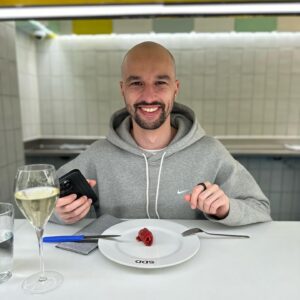Johny Machette Instagram - Únor byl jízda. Nejen v Tik Toku v Berlině 🇩🇪 nebo na geniálním jídle v Madridu 🇪🇸 ale především pracovně 👨🏻‍💻

Opět se ukázalo, že v dobrém kolektivu se dá zvládnout vše, takže díky bohu za skvělé kolegy. 

Co se mi ale nepovedlo byla kofeinová dieta: Po 4 letech jsem nedodržel měsíc bez kofeinu, ale příští rok to doženu ☕️ - omlouvá mě nástup do nové práce? Nevím. 

Co se rozhodně omluvit nedá je FOMO, které jsem dostal z Hogwart Legacy a běžel si koupit PS5 a TV, abych mohl hrát 🧙🏼‍♂️ - čím jsem starší, tím jsem slabší 🥲💔

Holt: život je life