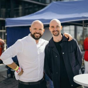 Johny Machette Instagram - Díky! 🙌🏼 za pozvání na konferenci @instameetcz , kde jsem mohl mluvit o @tiktok 💯❤️ a snad přesvědčil pár lidí, že to není až tak špatný, jak se povídá! Má to obrovský potenciál nejen pro firmy, ale i pro osobní brandy 😏🤫 Díky @dobros že si tenhle ročník realizoval a já toho mohl být součástí 🥰 jen mě mrzí, že jsem nemohl poodkrýt všechny karty se kterýma se hraje... ale snad už brzy 🃏a na otázku: odkud to všechno vím odpovím tedy poslední větou. Informace máme přímo z Tik Toku, protože jsme v přímé komunikaci kvůli nadcházejícím aktivitám v Evropě 🇪🇺💙