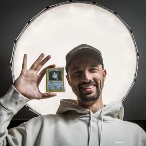 Johny Machette Instagram - Být dospělý znamená i to, že si člověk může plnit dětské sny a ten můj mi pomohl splnit Matěj z @pokemon_collectors_cz ❤️ rozhovor pro @forbescesko jsme ale s kolegou @ukaz_lukase směřovali spíše k tématu investovaní nejen do Pokemon karet. Je tu spousta znalců a ještě víc nadšenců jako já, a tak si moc vážím, že jsem mohl tohle téma otevřít. Nakonec už jen díky @pokemon_collectors_cz za prvních 151 pokemonů, splněný deťský sen a vzkaz pro rodiče: prosím, neptejte se kolik to stálo 😅