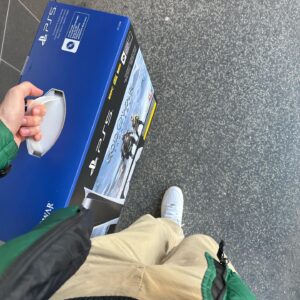 Johny Machette Instagram - Únor byl jízda. Nejen v Tik Toku v Berlině 🇩🇪 nebo na geniálním jídle v Madridu 🇪🇸 ale především pracovně 👨🏻‍💻

Opět se ukázalo, že v dobrém kolektivu se dá zvládnout vše, takže díky bohu za skvělé kolegy. 

Co se mi ale nepovedlo byla kofeinová dieta: Po 4 letech jsem nedodržel měsíc bez kofeinu, ale příští rok to doženu ☕️ - omlouvá mě nástup do nové práce? Nevím. 

Co se rozhodně omluvit nedá je FOMO, které jsem dostal z Hogwart Legacy a běžel si koupit PS5 a TV, abych mohl hrát 🧙🏼‍♂️ - čím jsem starší, tím jsem slabší 🥲💔

Holt: život je life
