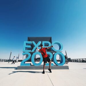 Johny Machette Instagram - Návštěva @expo2020dubai v pár fotkách byla jakože: 

1/10 - Já, moje radost a Expo 
2/10 - Potkali jsme Perníkovýho tátu 
3/10 - Padesát let zpátky byla Dubai jen písek
4/10 - Pavilon: Nový zéland 
5/10 - Upozornění: dodržujte pitný režim!
6/10 - Největším překvapením se stal pavilon Nizozemska
7/10 - Vojtovi z toho všeho jde hlava kolem a Klára to s náma stále nevzdala. Tedy doufám… přes ty roušky se emoce poznávají hůř
8/10 - Pavilon Mobility aneb jaká budoucnost nás čeká
9/10 - My tři, socha a generál nebo nevim. Na vojnu jsem nechodil, ale český pavilon má jak @pilsner.urquell tak svíčkovou
10/10 - 👉🏼👈🏼

Nestihli jsme zdaleka vše, co jsme chtěli, ale zvládli jsme toho víc než jsme čekali. Expo stojí rozhodně za návštěvu a jsem rád, že kolegové s nápadem: udělejme si dovolenou přišli ✌🏼😬 zítra další den a další dobrodružství. Krásných 30 stupňů v listopadu mě dnes nutí se ptát, proč jsem návštěvu Dubaie odkládal tak dlouho 👀 #VisitDubai #expo2020