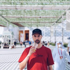 Johny Machette Instagram - Návštěva @expo2020dubai v pár fotkách byla jakože: 

1/10 - Já, moje radost a Expo 
2/10 - Potkali jsme Perníkovýho tátu 
3/10 - Padesát let zpátky byla Dubai jen písek
4/10 - Pavilon: Nový zéland 
5/10 - Upozornění: dodržujte pitný režim!
6/10 - Největším překvapením se stal pavilon Nizozemska
7/10 - Vojtovi z toho všeho jde hlava kolem a Klára to s náma stále nevzdala. Tedy doufám… přes ty roušky se emoce poznávají hůř
8/10 - Pavilon Mobility aneb jaká budoucnost nás čeká
9/10 - My tři, socha a generál nebo nevim. Na vojnu jsem nechodil, ale český pavilon má jak @pilsner.urquell tak svíčkovou
10/10 - 👉🏼👈🏼

Nestihli jsme zdaleka vše, co jsme chtěli, ale zvládli jsme toho víc než jsme čekali. Expo stojí rozhodně za návštěvu a jsem rád, že kolegové s nápadem: udělejme si dovolenou přišli ✌🏼😬 zítra další den a další dobrodružství. Krásných 30 stupňů v listopadu mě dnes nutí se ptát, proč jsem návštěvu Dubaie odkládal tak dlouho 👀 #VisitDubai #expo2020