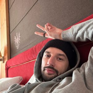 Johny Machette Instagram - Leden 2023 🎞️ zvolil jsem si nového prezidenta, novou práci a učinil velká rozhodnutí jak předvídalo @heyfomo.cz 🃏 začal jsem se kamarádit s @athleticgreens 💚 vyrazil jsem na hory, snědl spoustu jídla, prohrál ještě víc deskovek a nejvíc nadával na nekvalitní spánek ze kterého byl rozhozený i můj @ouraring 🥲 

1/12 🎥