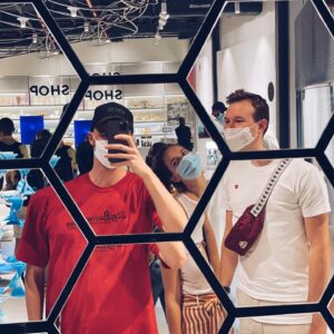 Johny Machette Instagram - Návštěva @expo2020dubai v pár fotkách byla jakože: 

1/10 - Já, moje radost a Expo 
2/10 - Potkali jsme Perníkovýho tátu 
3/10 - Padesát let zpátky byla Dubai jen písek
4/10 - Pavilon: Nový zéland 
5/10 - Upozornění: dodržujte pitný režim!
6/10 - Největším překvapením se stal pavilon Nizozemska
7/10 - Vojtovi z toho všeho jde hlava kolem a Klára to s náma stále nevzdala. Tedy doufám… přes ty roušky se emoce poznávají hůř
8/10 - Pavilon Mobility aneb jaká budoucnost nás čeká
9/10 - My tři, socha a generál nebo nevim. Na vojnu jsem nechodil, ale český pavilon má jak @pilsner.urquell tak svíčkovou
10/10 - 👉🏼👈🏼

Nestihli jsme zdaleka vše, co jsme chtěli, ale zvládli jsme toho víc než jsme čekali. Expo stojí rozhodně za návštěvu a jsem rád, že kolegové s nápadem: udělejme si dovolenou přišli ✌🏼😬 zítra další den a další dobrodružství. Krásných 30 stupňů v listopadu mě dnes nutí se ptát, proč jsem návštěvu Dubaie odkládal tak dlouho 👀 #VisitDubai #expo2020