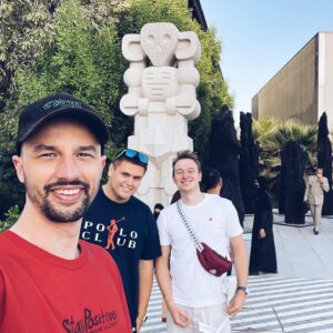 Johny Machette Instagram - Návštěva @expo2020dubai v pár fotkách byla jakože: 

1/10 - Já, moje radost a Expo 
2/10 - Potkali jsme Perníkovýho tátu 
3/10 - Padesát let zpátky byla Dubai jen písek
4/10 - Pavilon: Nový zéland 
5/10 - Upozornění: dodržujte pitný režim!
6/10 - Největším překvapením se stal pavilon Nizozemska
7/10 - Vojtovi z toho všeho jde hlava kolem a Klára to s náma stále nevzdala. Tedy doufám… přes ty roušky se emoce poznávají hůř
8/10 - Pavilon Mobility aneb jaká budoucnost nás čeká
9/10 - My tři, socha a generál nebo nevim. Na vojnu jsem nechodil, ale český pavilon má jak @pilsner.urquell tak svíčkovou
10/10 - 👉🏼👈🏼

Nestihli jsme zdaleka vše, co jsme chtěli, ale zvládli jsme toho víc než jsme čekali. Expo stojí rozhodně za návštěvu a jsem rád, že kolegové s nápadem: udělejme si dovolenou přišli ✌🏼😬 zítra další den a další dobrodružství. Krásných 30 stupňů v listopadu mě dnes nutí se ptát, proč jsem návštěvu Dubaie odkládal tak dlouho 👀 #VisitDubai #expo2020