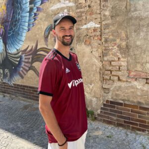 Johny Machette Instagram - Vyrazil jsem do Plzně na nejlepší pizzu což není nikterak zvláštní věc, protože kdo zná Da Pietro, tak ví, že to za tu cestu Praha - Plzeň to stojí. No a kdo zná a čte můj twitter tak asi rozumí i mému outfitu :D Můj kamarád byl draftován do Sparty, což mu moje mladé já tiše závidí, protože já to dotáhl nejdál na střední útok za světový tým Třebechovic, což byl nejlepší tým našeho okresního přeboru. Možná né tabulkově, ale mančaftem na 100% 😁❤️

Říkal jsem si jestli to není moc provokující jet do Plzně v dresu Sparty, ale když jsem usedl ke stolu a rozhlédl se - všiml jsem si kluka v dresu Juventusu, což byl jasný signál, že je vše v naprostém pořádku. žejo... ŽEJO?!

Problém nastal trochu jinde. Opět se odkážu na můj Twitter. Bojím se, že tak jak se mi daří investovat do crypta se mi daří i fandit. Nebudu asi řešit jak ten den Sparta hrála a doufám, že se semnou Honza nepřestane bavit 😐😅

Jinak dres mi poslal @adidasfootball tak jako pozvánku na zápas ať Honzu vidím v novém týmu. Díky moc za tuhle spolupráci a jak říkáte v kampani #unlimitedadventure - těším se na tu atmosféru. #SPOLUPRÁCE #naspartu #footballjersey #unlimitededition 

@acsparta_cz ⚽️ @adidasfootball