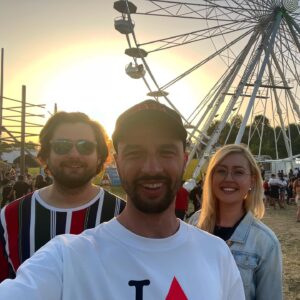 Johny Machette Instagram - Festival @rockforpeople byl 11/10 🤟🏼🤩

Vyrazili jsme z @katz83com s @ukaz_lukase & @karolina_dr.ach za zážitky do festival parku v Hradci Králové. 

Je pravda, že jsem dlouho na žádném festivalu nebyl, ale aby i poslední den byly čiste toalety? Aby návštěvníci třídili odpad, na karaoke stage zpívali Eminema a skandovali Aleš je boží, když dorazil moderátor soutěže AZ-KVÍZ Aleš Zbořil na pódium? 

To jsem opravdu nečekal 🥰🤯

Naprosto skvělý zážitek a to, co předvedli @greenday nejlíp vystihuje fakt, že z 2h show nemám žádnou fotku ani video, protože jsem jen nevěřícně stál s otevřenou pusou a koukal s jakou energii na podium hrají song za songem. 

🎩 klobouk dolů organizatorům, pořadatelům a veškerému personalu, který se o chod festivalu staral. Ať už šlo o jídlo, úklid a nebo organizaci. Naprosto skvěle zvládnutý a já se těšim na příští rok 😬