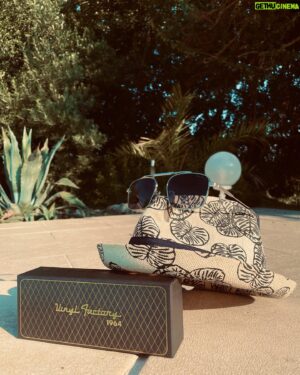 Jon Ali Instagram - Merci @vinylfactoryeyewear summer look 😎🍹🏝@mikaelguigui @jeromelagain  #vinylfactoryeyewear
