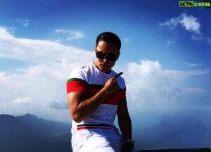 Jon Ali Instagram - « J’ai des amis en sursis, qui frappent à la porte aujourd’hui. » 🥊 #ali #vision #turkiye #turquie #turkish #antalya #kemer #clip #alibomaye #muslim #lifestyle #world #traveler #forlife #bornthisway #sky #blue #pasletemps