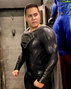 Jon Ali Instagram - Such an honor 🖤 thank you @parallellifestudios 🖤 your work is beyond amazing ! What a great tribute to @zacksnydersjusticeleague 📸 @actucine_off #superman #supermancosplay #supermanandlois #supermanblacksuit #restorethesnyderverse #zacksnydersjusticeleague