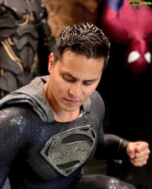 Jon Ali Instagram - Such an honor 🖤 thank you @parallellifestudios 🖤 your work is beyond amazing ! What a great tribute to @zacksnydersjusticeleague 📸 @actucine_off #superman #supermancosplay #supermanandlois #supermanblacksuit #restorethesnyderverse #zacksnydersjusticeleague