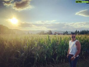 Jon Ali Instagram - J’rêvasse au Kansas #loin #lifestyle #cornfield #sunset #missouri #mijuillet
