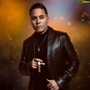 Jon Ali Instagram - Happy New Year 2024 🖤 Wish you all the love, success & happiness in the world 🌍