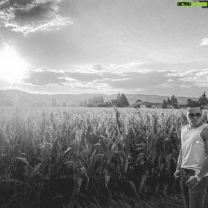 Jon Ali Instagram - J’rêvasse au Kansas #loin #lifestyle #cornfield #sunset #missouri #mijuillet