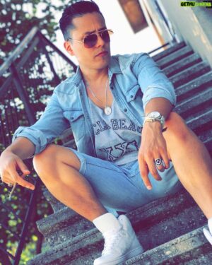 Jon Ali Instagram - « Trop d’histoires, trop d’bouches t’mettent au sol. La vie te touche mais ta foi te console » #ptitesoeur #mwa #summer #superman #soeur #salaam #serious #sister #steps #style #lifestyle #muslim #attitude #forlife #rayban #cigar #prodbyme #ali