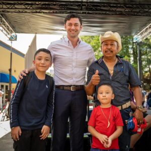 Jon Ossoff Instagram - ¡Pasé una tarde muy agradable en Plaza Fiesta celebrando el regreso a clases con la comunidad Hispana!