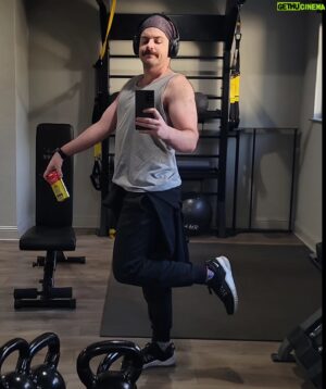 Jon Risinger Instagram - Rate her workout playlist, please.