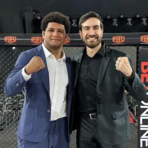 Jonas Bilharinho Instagram - 🇧🇷A diferença do show pro backstage! 

🇺🇸The diference between showtime and backstage!

🦁 @gilbert_burns 

💼 @thequantichub 

#mma #mmabrasil #mmalife #lfa #lfabrasil #kosquad #bilharinho