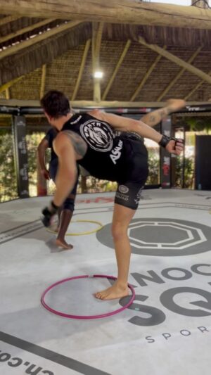 Jonas Bilharinho Instagram - 🇧🇷Um pedacinho do drill pós treino de movimentação de combate, prometo depois postar esse momento completinho pra vocês 😉

🇺🇸A little bit of the drill we do after training, combat movement training… I promise a more complete video for you later 😉

💼 @somoswipi 

#mma #mmabrasil #drill #drilling #mmadrills #kosquad #bilharinho