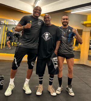 Jonas Bilharinho Instagram - 🇧🇷O maior lutador de todos os tempos e o maior preparador físico de todos os tempos… e do lado deles um cara que tá alegre só de poder estar ali! 😄

🇺🇸The greatest fighter of all time and the greatest strength and conditioning trainer of all time… and by their side a guy who is happy just to be there!

💼 @ffwgroup 

#mma #goat #spider #camões #bilharinho #mmabrasil #treinodeforça