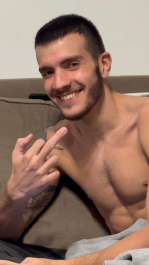 Jonas Bilharinho Instagram - 🇧🇷O aniversário é dele, mas o presente é de vocês, dá um confere nesse momento, galera! 😂

🇺🇸It’s his birthday, but it’s your gift, give it a check, guys! 😂

💼 @somoswipi 

#mma #mmabrasil #humor #diversão #bailabrothers #kosquad #bilharinho