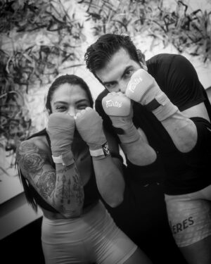 Jonas Bilharinho Instagram - 🇧🇷Quando a gente se junta só sai bobeira! 

🇺🇸When we get together, it’s goofy time!

🦁 @daniviana_ 

📷 @belamaranhao.esportes 

#mma #mmabrasil #muaythai #faixapreta #aula #goofy #humor #seminário #sparta #kosquad #bilharinho